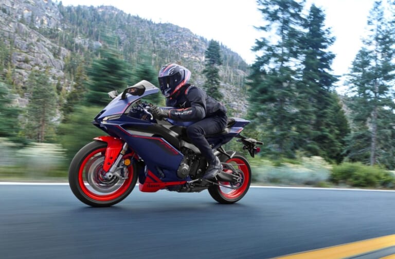 YAMAHA YZF-R9｜つや消し紺に朱色の差し色が映える! 新色2色を引っ提げてヤマハの120馬力3気筒スーパースポーツ「YZF-R9」2027年モデルが登場