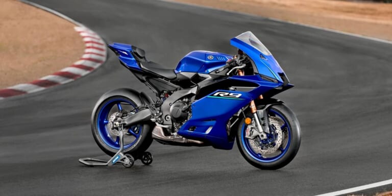 YAMAHA YZF-R9｜つや消し紺に朱色の差し色が映える! 新色2色を引っ提げてヤマハの120馬力3気筒スーパースポーツ「YZF-R9」2027年モデルが登場