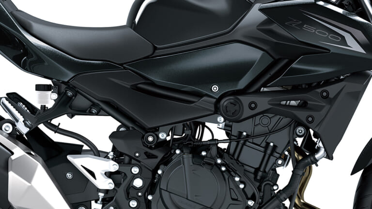 漆黒のフレームとボディで引き締まった佇まい! 価格据え置きでカワサキ「Z500」2027年モデルが10月17日発売