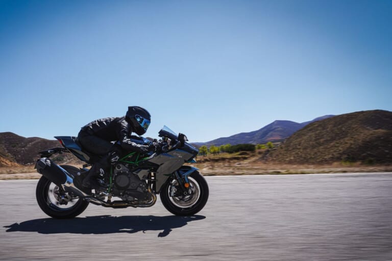 KAWASAKI Ninja H2 CARBON｜唯一無二の過給機モンスターが衝撃復活! 海外で牙を磨いてきたカワサキ「Ninja H2 CARBON」が圧縮比11.2＆減速比ショート化で覚醒して国内再導入