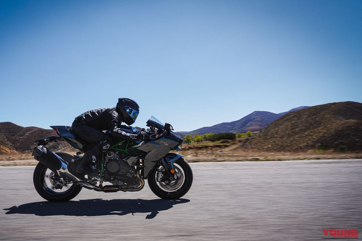 KAWASAKI Ninja H2 CARBON|唯一無二の過給機モンスターが衝撃復活! 海外で牙を磨いてきたカワサキ「Ninja H2 CARBON」が圧縮比11.2&減速比ショート化で覚醒して国内再導入