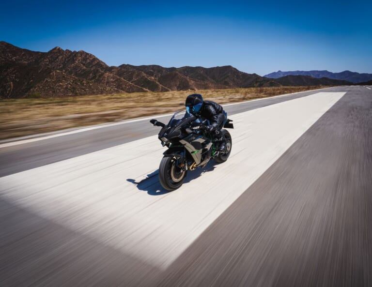 KAWASAKI Ninja H2 CARBON|唯一無二の過給機モンスターが衝撃復活! 海外で牙を磨いてきたカワサキ「Ninja H2 CARBON」が圧縮比11.2&減速比ショート化で覚醒して国内再導入