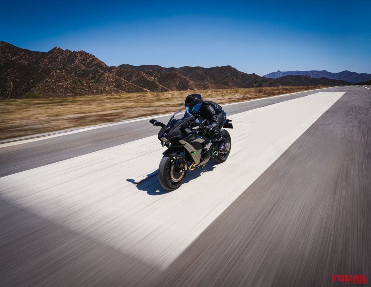 KAWASAKI Ninja H2 CARBON｜唯一無二の過給機モンスターが衝撃復活! 海外で牙を磨いてきたカワサキ「Ninja H2 CARBON」が圧縮比11.2＆減速比ショート化で覚醒して国内再導入