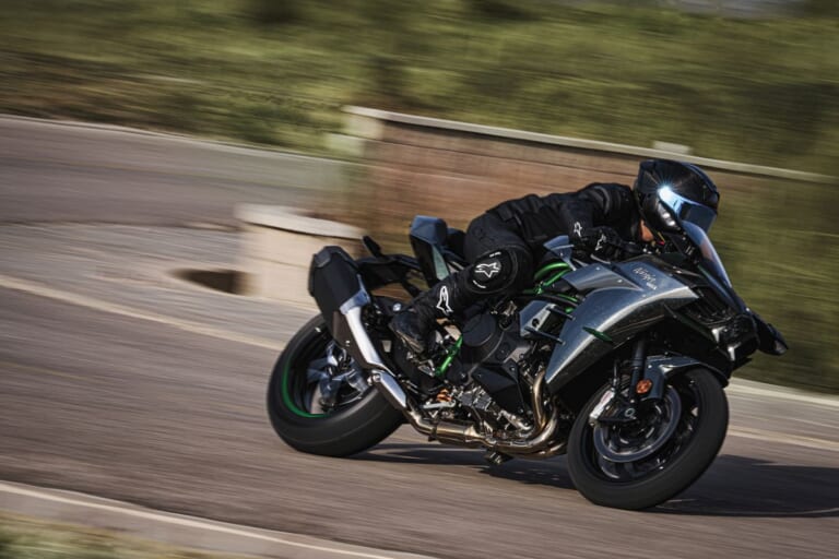 KAWASAKI Ninja H2 CARBON|唯一無二の過給機モンスターが衝撃復活! 海外で牙を磨いてきたカワサキ「Ninja H2 CARBON」が圧縮比11.2&減速比ショート化で覚醒して国内再導入