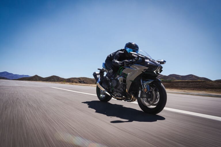 KAWASAKI Ninja H2 CARBON｜唯一無二の過給機モンスターが衝撃復活! 海外で牙を磨いてきたカワサキ「Ninja H2 CARBON」が圧縮比11.2＆減速比ショート化で覚醒して国内再導入