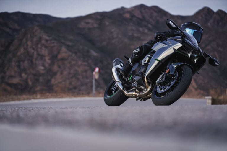 KAWASAKI Ninja H2 CARBON|唯一無二の過給機モンスターが衝撃復活! 海外で牙を磨いてきたカワサキ「Ninja H2 CARBON」が圧縮比11.2&減速比ショート化で覚醒して国内再導入