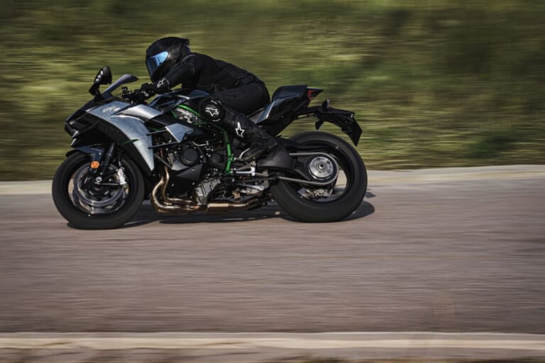 KAWASAKI Ninja H2 CARBON｜唯一無二の過給機モンスターが衝撃復活! 海外で牙を磨いてきたカワサキ「Ninja H2 CARBON」が圧縮比11.2＆減速比ショート化で覚醒して国内再導入