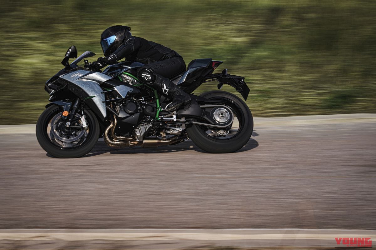 KAWASAKI Ninja H2 CARBON|唯一無二の過給機モンスターが衝撃復活! 海外で牙を磨いてきたカワサキ「Ninja H2 CARBON」が圧縮比11.2&減速比ショート化で覚醒して国内再導入