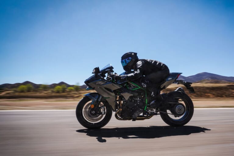 KAWASAKI Ninja H2 CARBON|唯一無二の過給機モンスターが衝撃復活! 海外で牙を磨いてきたカワサキ「Ninja H2 CARBON」が圧縮比11.2&減速比ショート化で覚醒して国内再導入