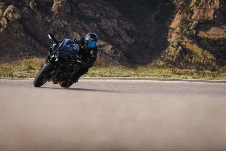 KAWASAKI Ninja H2 CARBON｜唯一無二の過給機モンスターが衝撃復活! 海外で牙を磨いてきたカワサキ「Ninja H2 CARBON」が圧縮比11.2＆減速比ショート化で覚醒して国内再導入