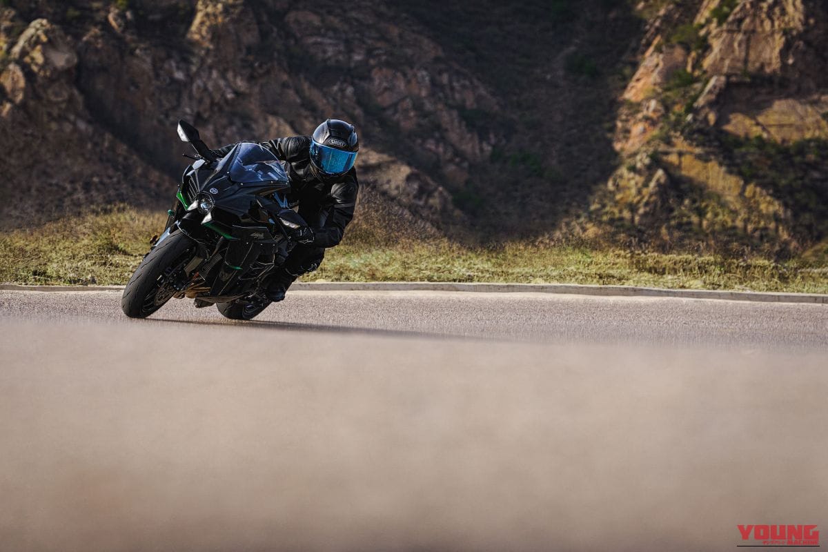 KAWASAKI Ninja H2 CARBON｜唯一無二の過給機モンスターが衝撃復活! 海外で牙を磨いてきたカワサキ「Ninja H2 CARBON」が圧縮比11.2＆減速比ショート化で覚醒して国内再導入