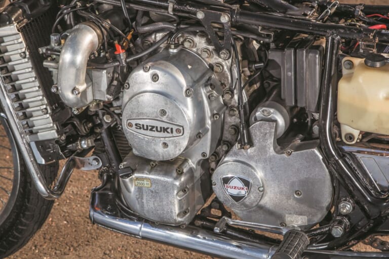 SUZUKI RE-5｜【技術解剖】悪魔の爪痕を消せ！スズキ「RE-5」のロータリーエンジン防振・耐久化メカニズムと車体設計