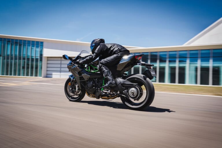 KAWASAKI Ninja H2 CARBON|唯一無二の過給機モンスターが衝撃復活! 海外で牙を磨いてきたカワサキ「Ninja H2 CARBON」が圧縮比11.2&減速比ショート化で覚醒して国内再導入