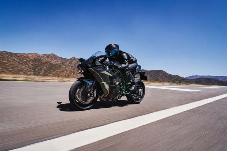 KAWASAKI Ninja H2 CARBON|唯一無二の過給機モンスターが衝撃復活! 海外で牙を磨いてきたカワサキ「Ninja H2 CARBON」が圧縮比11.2&減速比ショート化で覚醒して国内再導入