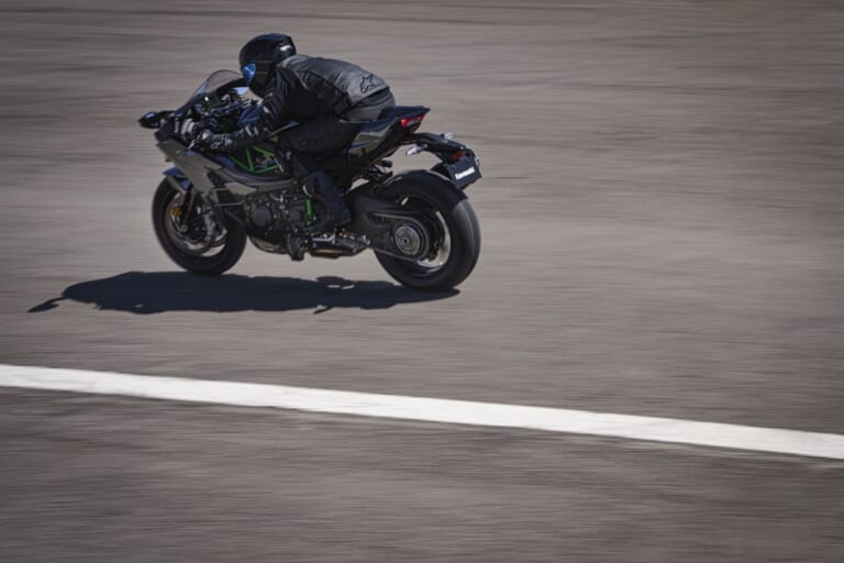 KAWASAKI Ninja H2 CARBON｜唯一無二の過給機モンスターが衝撃復活! 海外で牙を磨いてきたカワサキ「Ninja H2 CARBON」が圧縮比11.2＆減速比ショート化で覚醒して国内再導入