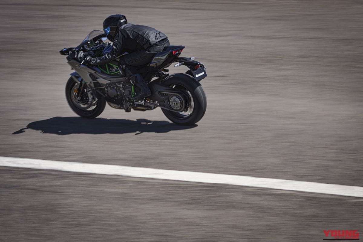 KAWASAKI Ninja H2 CARBON｜唯一無二の過給機モンスターが衝撃復活! 海外で牙を磨いてきたカワサキ「Ninja H2 CARBON」が圧縮比11.2＆減速比ショート化で覚醒して国内再導入