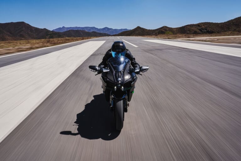 KAWASAKI Ninja H2 CARBON｜唯一無二の過給機モンスターが衝撃復活! 海外で牙を磨いてきたカワサキ「Ninja H2 CARBON」が圧縮比11.2＆減速比ショート化で覚醒して国内再導入