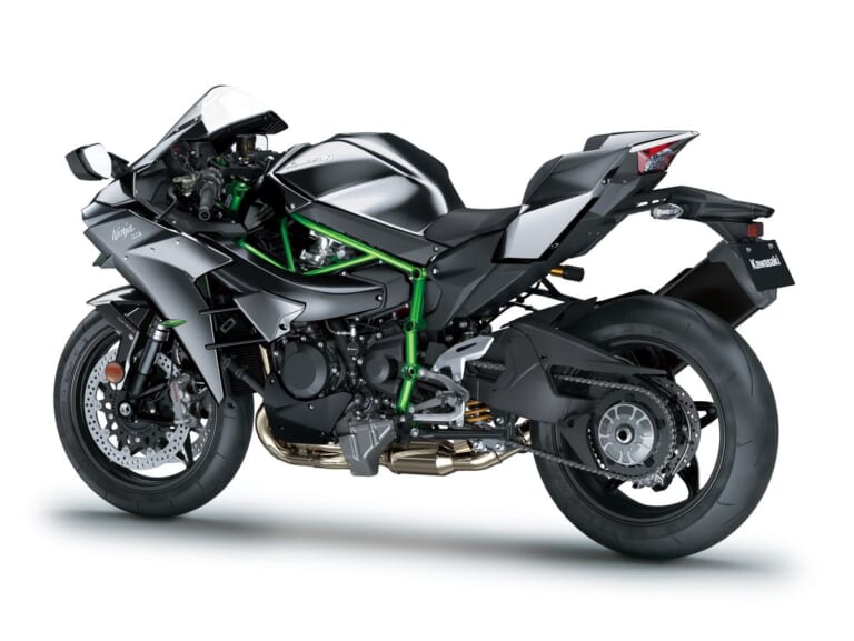 KAWASAKI Ninja H2 CARBON｜唯一無二の過給機モンスターが衝撃復活! 海外で牙を磨いてきたカワサキ「Ninja H2 CARBON」が圧縮比11.2＆減速比ショート化で覚醒して国内再導入