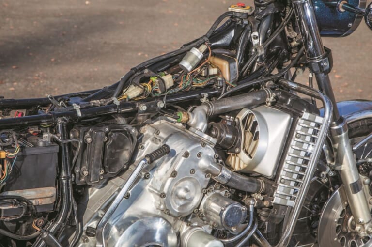 SUZUKI RE-5|【技術解剖】悪魔の爪痕を消せ!スズキ「RE-5」のロータリーエンジン防振・耐久化メカニズムと車体設計