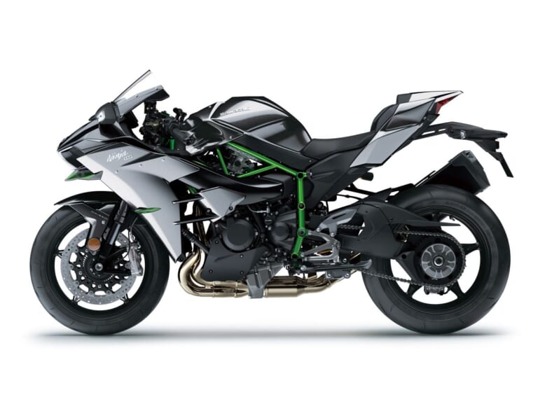 KAWASAKI Ninja H2 CARBON｜唯一無二の過給機モンスターが衝撃復活! 海外で牙を磨いてきたカワサキ「Ninja H2 CARBON」が圧縮比11.2＆減速比ショート化で覚醒して国内再導入