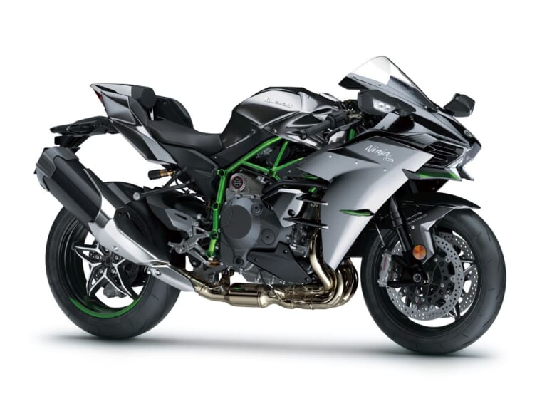 KAWASAKI Ninja H2 CARBON｜唯一無二の過給機モンスターが衝撃復活! 海外で牙を磨いてきたカワサキ「Ninja H2 CARBON」が圧縮比11.2＆減速比ショート化で覚醒して国内再導入