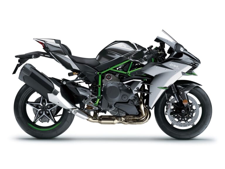 KAWASAKI Ninja H2 CARBON｜唯一無二の過給機モンスターが衝撃復活! 海外で牙を磨いてきたカワサキ「Ninja H2 CARBON」が圧縮比11.2＆減速比ショート化で覚醒して国内再導入
