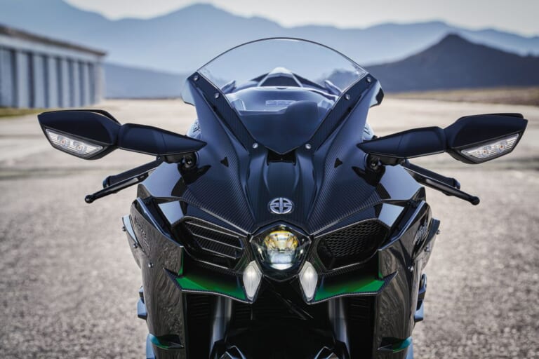 KAWASAKI Ninja H2 CARBON｜唯一無二の過給機モンスターが衝撃復活! 海外で牙を磨いてきたカワサキ「Ninja H2 CARBON」が圧縮比11.2＆減速比ショート化で覚醒して国内再導入