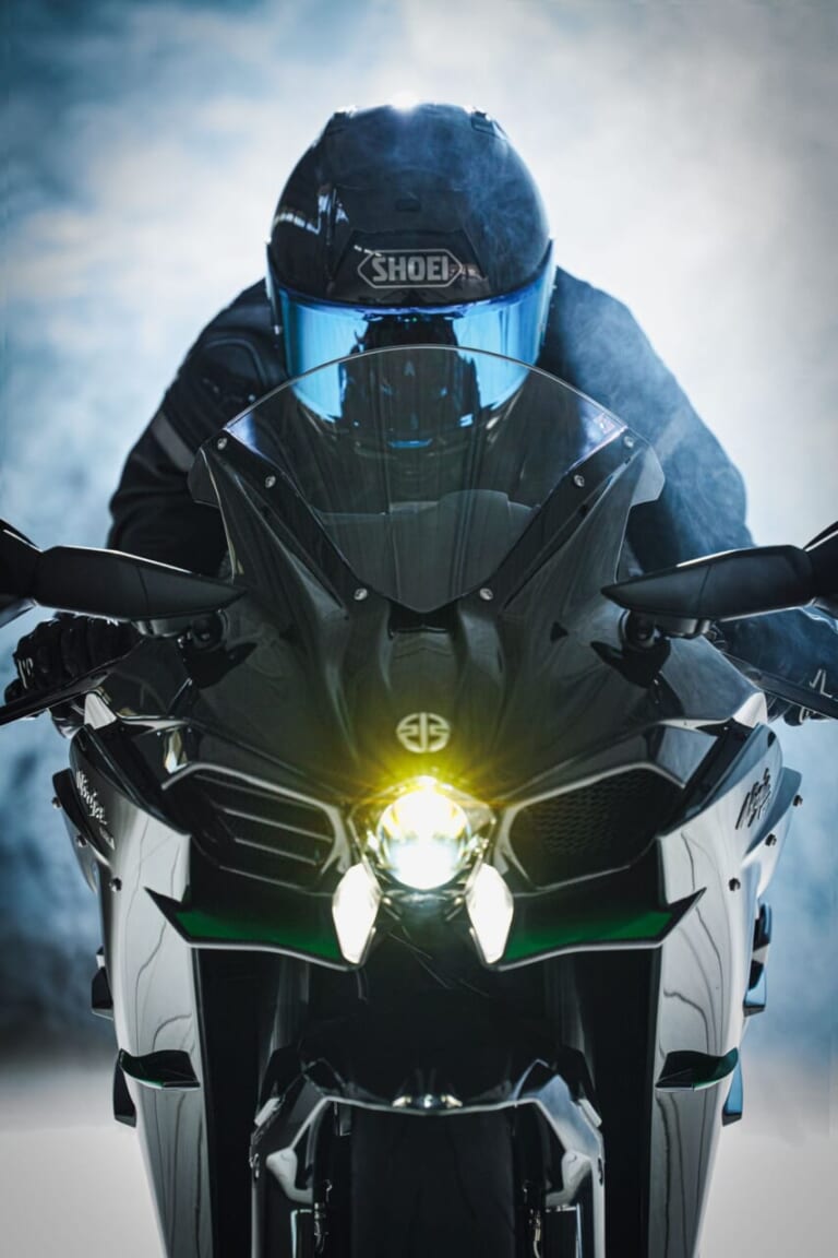 KAWASAKI Ninja H2 CARBON|唯一無二の過給機モンスターが衝撃復活! 海外で牙を磨いてきたカワサキ「Ninja H2 CARBON」が圧縮比11.2&減速比ショート化で覚醒して国内再導入