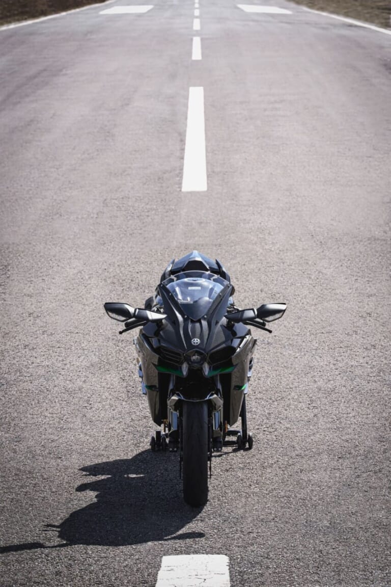 KAWASAKI Ninja H2 CARBON｜唯一無二の過給機モンスターが衝撃復活! 海外で牙を磨いてきたカワサキ「Ninja H2 CARBON」が圧縮比11.2＆減速比ショート化で覚醒して国内再導入