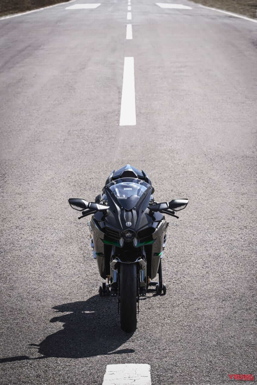 KAWASAKI Ninja H2 CARBON|唯一無二の過給機モンスターが衝撃復活! 海外で牙を磨いてきたカワサキ「Ninja H2 CARBON」が圧縮比11.2&減速比ショート化で覚醒して国内再導入