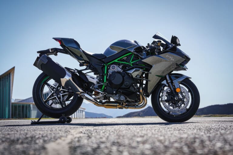 KAWASAKI Ninja H2 CARBON｜唯一無二の過給機モンスターが衝撃復活! 海外で牙を磨いてきたカワサキ「Ninja H2 CARBON」が圧縮比11.2＆減速比ショート化で覚醒して国内再導入