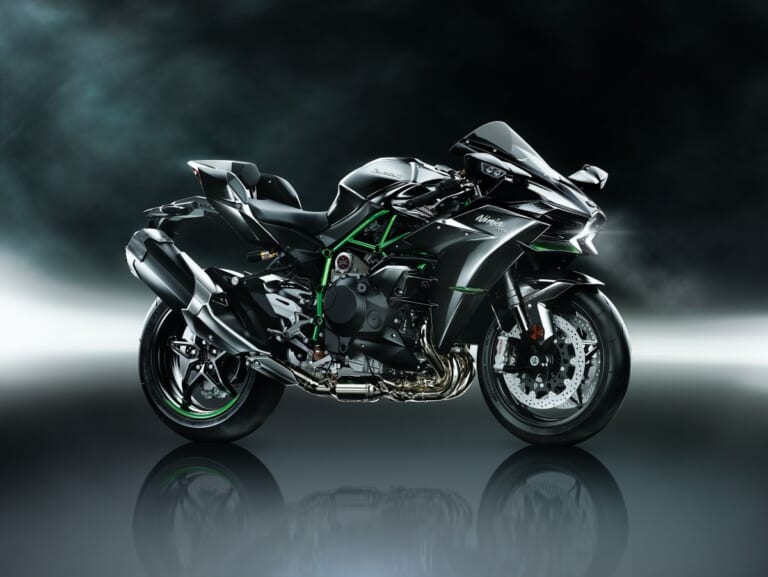 KAWASAKI Ninja H2 CARBON|唯一無二の過給機モンスターが衝撃復活! 海外で牙を磨いてきたカワサキ「Ninja H2 CARBON」が圧縮比11.2&減速比ショート化で覚醒して国内再導入