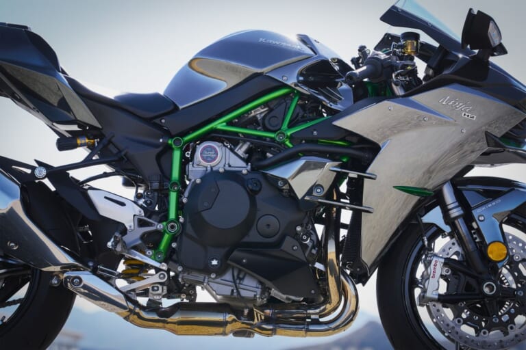 KAWASAKI Ninja H2 CARBON|唯一無二の過給機モンスターが衝撃復活! 海外で牙を磨いてきたカワサキ「Ninja H2 CARBON」が圧縮比11.2&減速比ショート化で覚醒して国内再導入