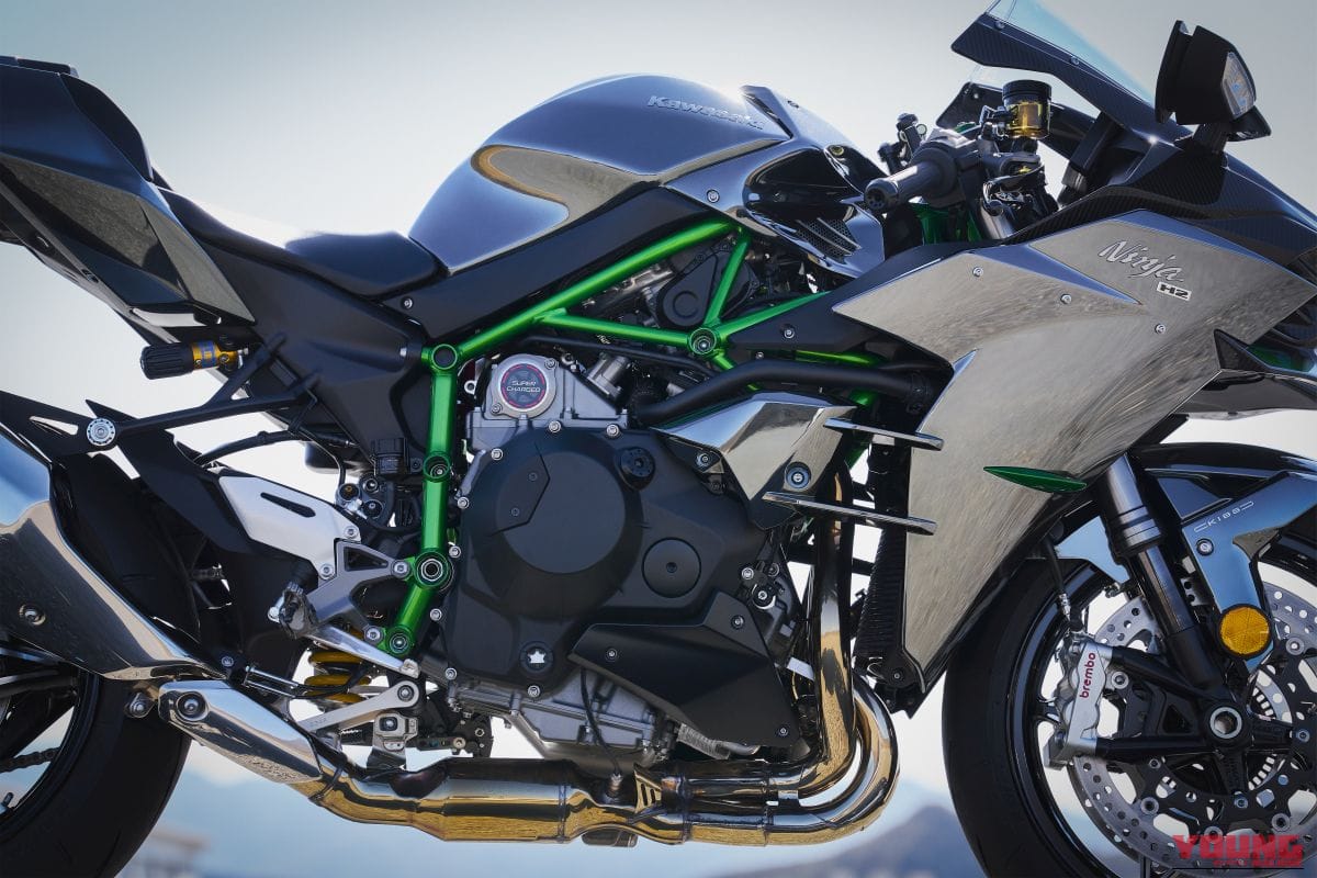 KAWASAKI Ninja H2 CARBON|唯一無二の過給機モンスターが衝撃復活! 海外で牙を磨いてきたカワサキ「Ninja H2 CARBON」が圧縮比11.2&減速比ショート化で覚醒して国内再導入