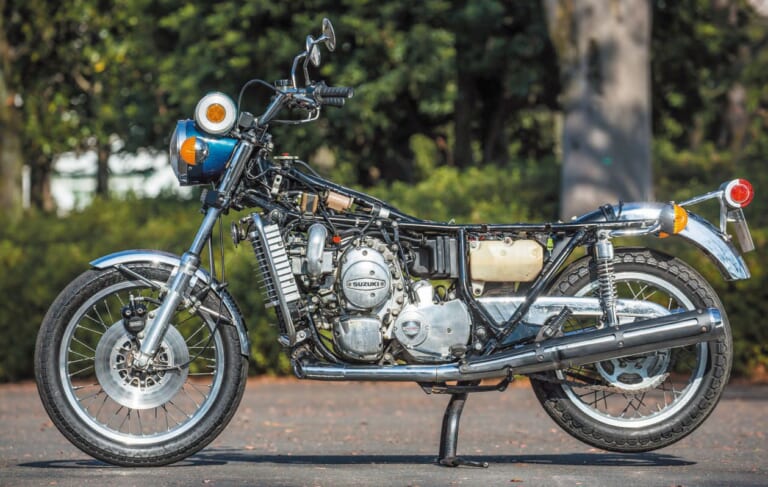 SUZUKI RE-5|【技術解剖】悪魔の爪痕を消せ!スズキ「RE-5」のロータリーエンジン防振・耐久化メカニズムと車体設計