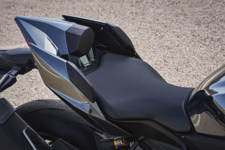 KAWASAKI Ninja H2 CARBON|唯一無二の過給機モンスターが衝撃復活! 海外で牙を磨いてきたカワサキ「Ninja H2 CARBON」が圧縮比11.2&減速比ショート化で覚醒して国内再導入
