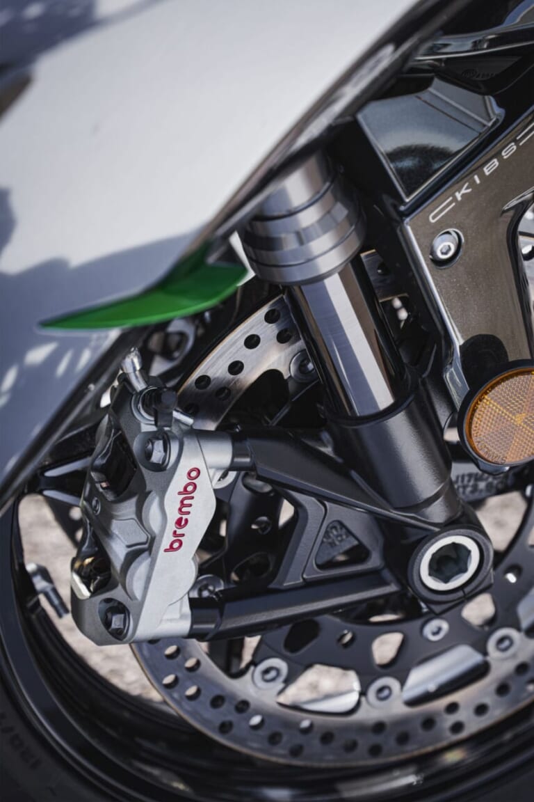 KAWASAKI Ninja H2 CARBON｜唯一無二の過給機モンスターが衝撃復活! 海外で牙を磨いてきたカワサキ「Ninja H2 CARBON」が圧縮比11.2＆減速比ショート化で覚醒して国内再導入