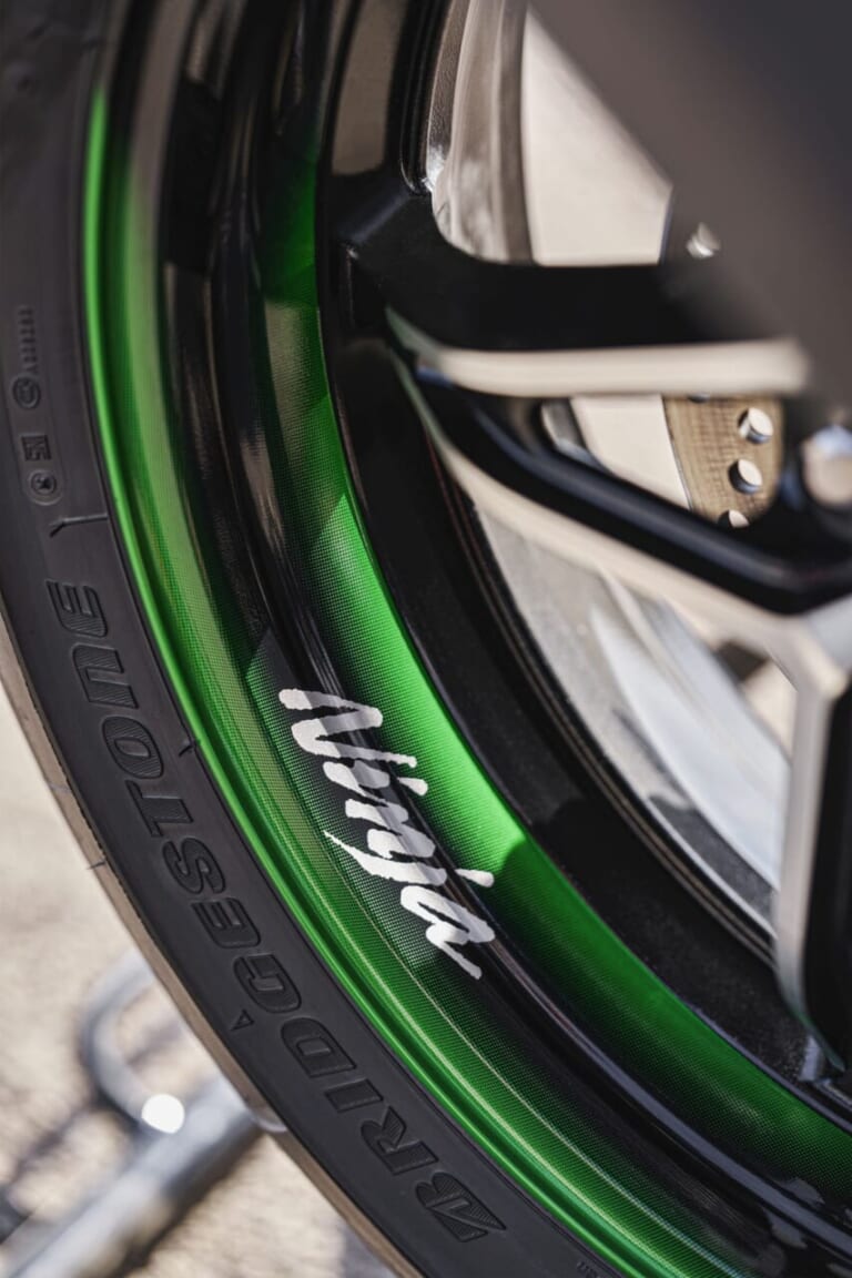 KAWASAKI Ninja H2 CARBON｜唯一無二の過給機モンスターが衝撃復活! 海外で牙を磨いてきたカワサキ「Ninja H2 CARBON」が圧縮比11.2＆減速比ショート化で覚醒して国内再導入