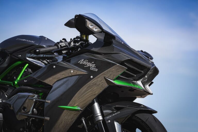 KAWASAKI Ninja H2 CARBON｜唯一無二の過給機モンスターが衝撃復活! 海外で牙を磨いてきたカワサキ「Ninja H2 CARBON」が圧縮比11.2＆減速比ショート化で覚醒して国内再導入