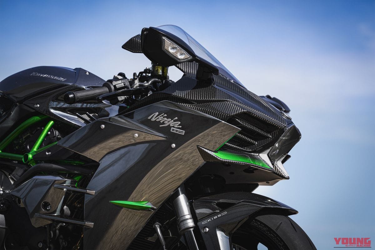 KAWASAKI Ninja H2 CARBON｜唯一無二の過給機モンスターが衝撃復活! 海外で牙を磨いてきたカワサキ「Ninja H2 CARBON」が圧縮比11.2＆減速比ショート化で覚醒して国内再導入