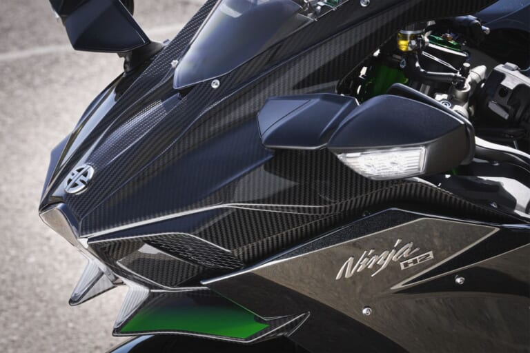 KAWASAKI Ninja H2 CARBON|唯一無二の過給機モンスターが衝撃復活! 海外で牙を磨いてきたカワサキ「Ninja H2 CARBON」が圧縮比11.2&減速比ショート化で覚醒して国内再導入