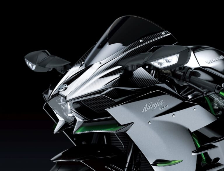 KAWASAKI Ninja H2 CARBON|唯一無二の過給機モンスターが衝撃復活! 海外で牙を磨いてきたカワサキ「Ninja H2 CARBON」が圧縮比11.2&減速比ショート化で覚醒して国内再導入