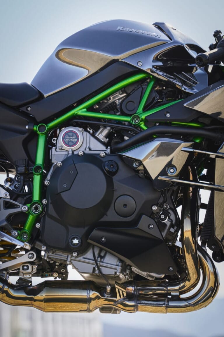KAWASAKI Ninja H2 CARBON｜唯一無二の過給機モンスターが衝撃復活! 海外で牙を磨いてきたカワサキ「Ninja H2 CARBON」が圧縮比11.2＆減速比ショート化で覚醒して国内再導入