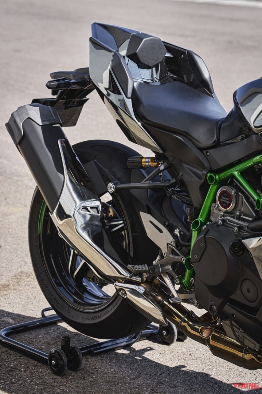 KAWASAKI Ninja H2 CARBON｜唯一無二の過給機モンスターが衝撃復活! 海外で牙を磨いてきたカワサキ「Ninja H2 CARBON」が圧縮比11.2＆減速比ショート化で覚醒して国内再導入