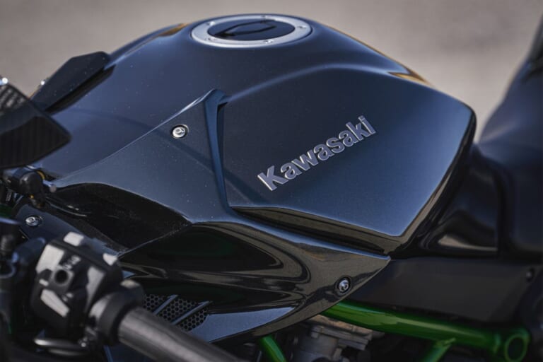 KAWASAKI Ninja H2 CARBON｜唯一無二の過給機モンスターが衝撃復活! 海外で牙を磨いてきたカワサキ「Ninja H2 CARBON」が圧縮比11.2＆減速比ショート化で覚醒して国内再導入