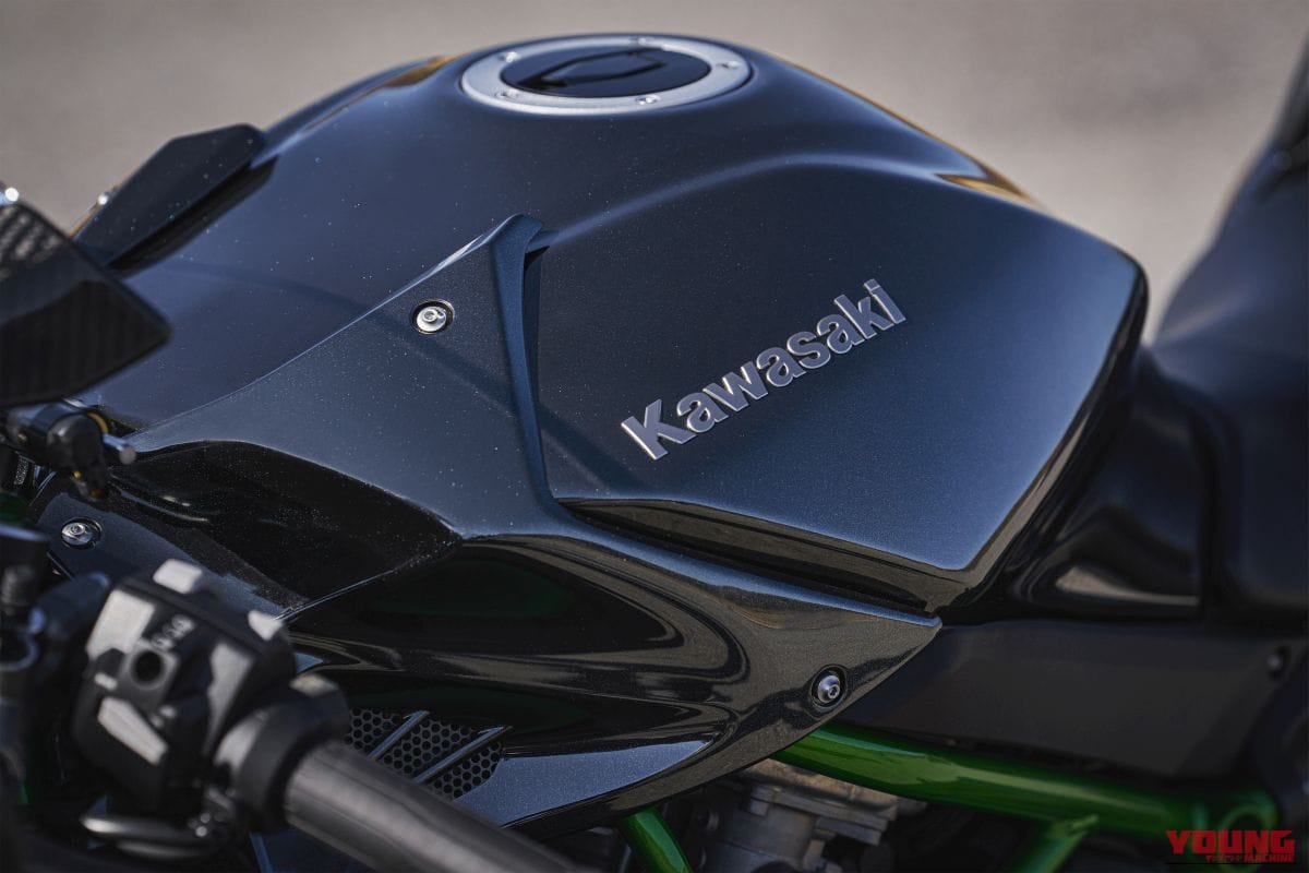 KAWASAKI Ninja H2 CARBON｜唯一無二の過給機モンスターが衝撃復活! 海外で牙を磨いてきたカワサキ「Ninja H2 CARBON」が圧縮比11.2＆減速比ショート化で覚醒して国内再導入