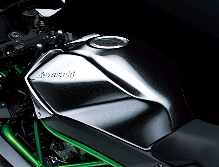 KAWASAKI Ninja H2 CARBON|唯一無二の過給機モンスターが衝撃復活! 海外で牙を磨いてきたカワサキ「Ninja H2 CARBON」が圧縮比11.2&減速比ショート化で覚醒して国内再導入