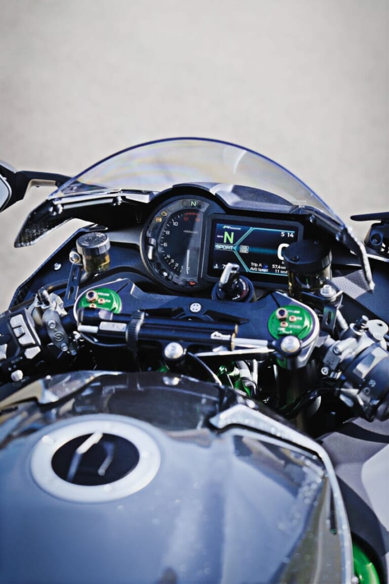 KAWASAKI Ninja H2 CARBON｜唯一無二の過給機モンスターが衝撃復活! 海外で牙を磨いてきたカワサキ「Ninja H2 CARBON」が圧縮比11.2＆減速比ショート化で覚醒して国内再導入
