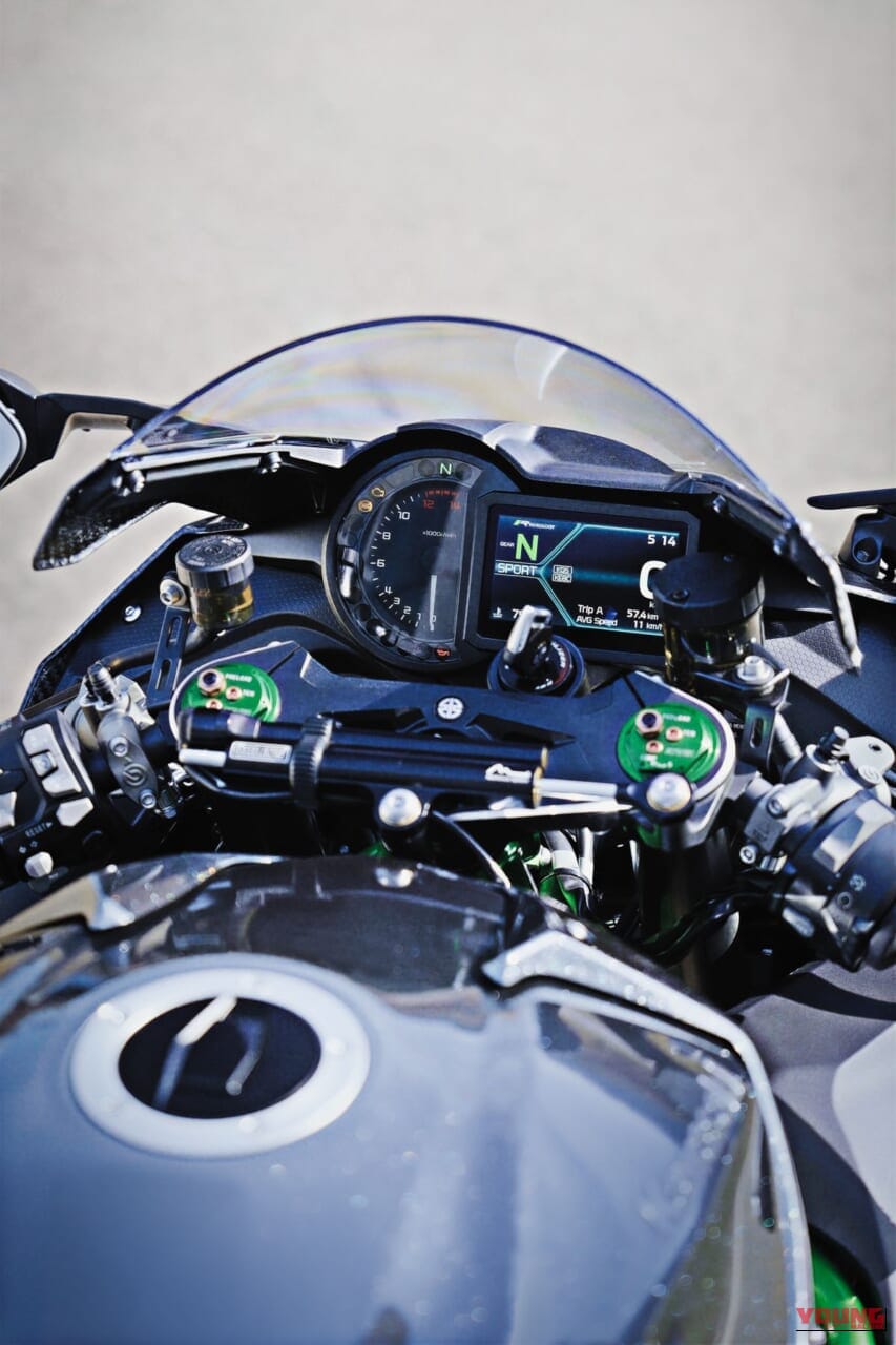 KAWASAKI Ninja H2 CARBON|唯一無二の過給機モンスターが衝撃復活! 海外で牙を磨いてきたカワサキ「Ninja H2 CARBON」が圧縮比11.2&減速比ショート化で覚醒して国内再導入