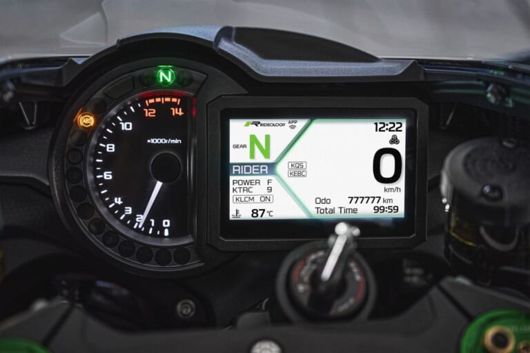 KAWASAKI Ninja H2 CARBON｜唯一無二の過給機モンスターが衝撃復活! 海外で牙を磨いてきたカワサキ「Ninja H2 CARBON」が圧縮比11.2＆減速比ショート化で覚醒して国内再導入